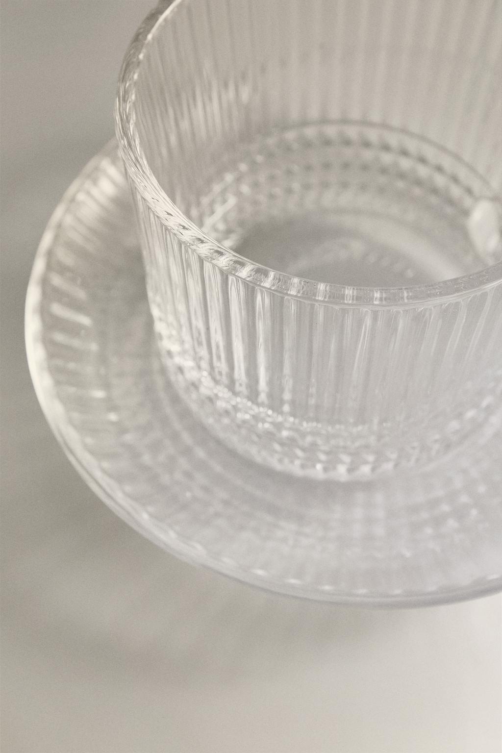 Стеклянная чашка для кофе с блюдцем и выпуклым геометрическим дизайном