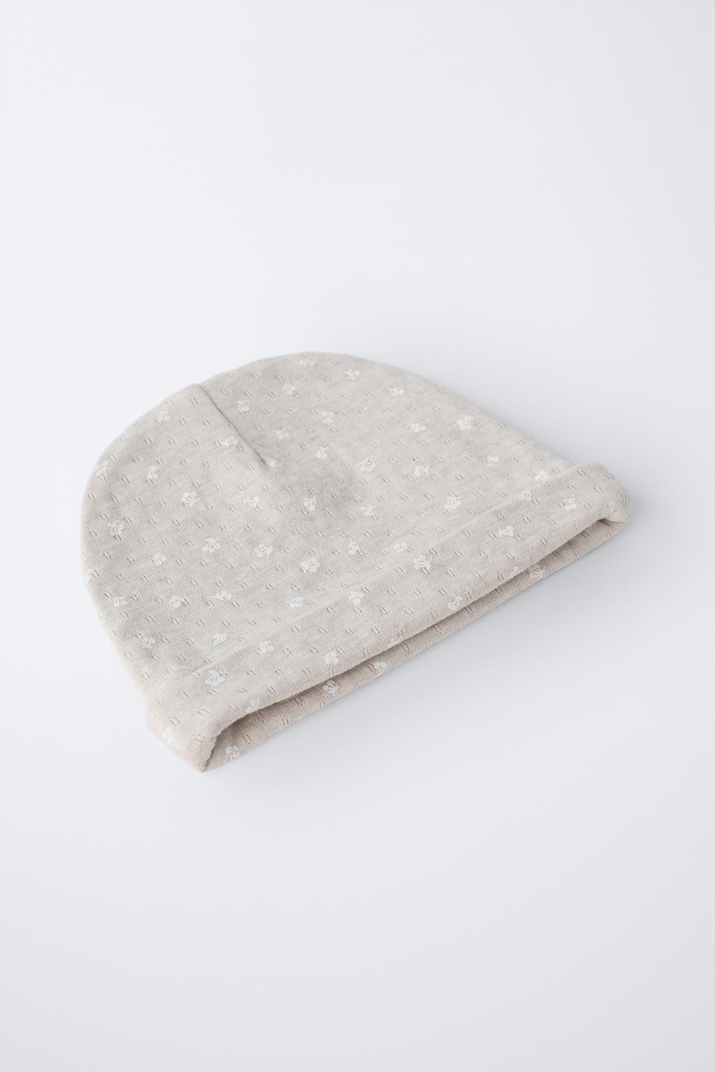 КОМПЛЕКТ ИЗ ШАПКИ И НАГРУДНИКА С РЕЛЬЕФНЫМ ПРИНТОМ