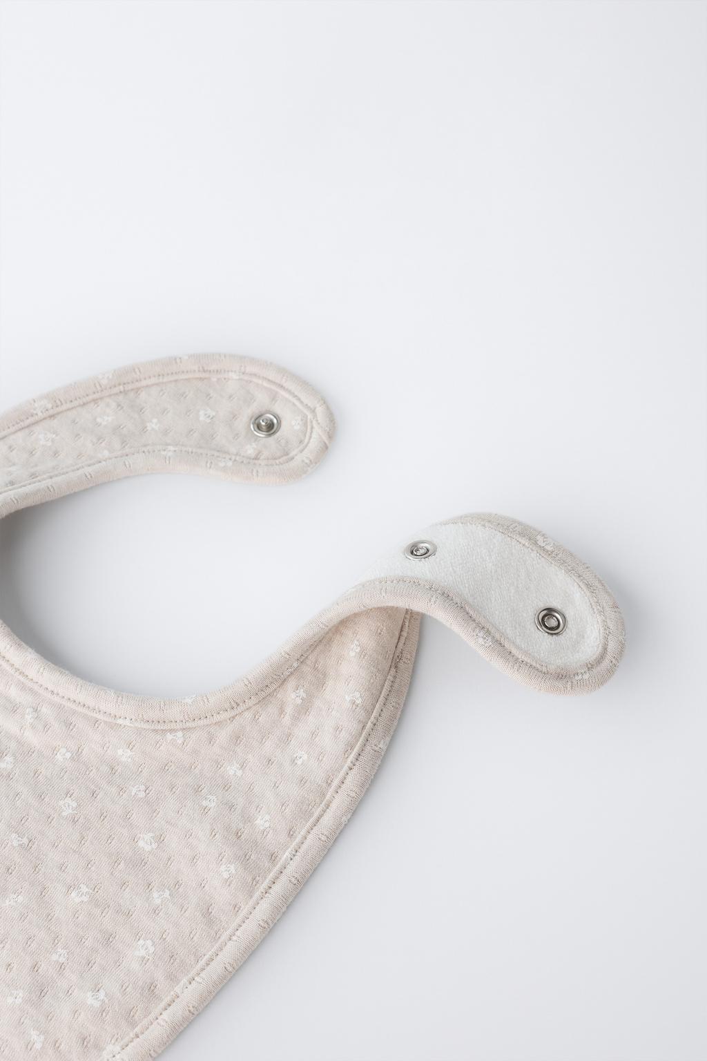 КОМПЛЕКТ ИЗ ШАПКИ И НАГРУДНИКА С РЕЛЬЕФНЫМ ПРИНТОМ