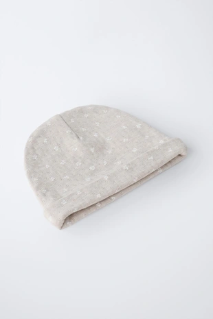 Комплект из шапки и нагрудника с рельефным принтом- Заказать в России