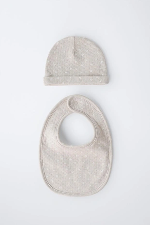 Комплект из шапки и нагрудника с рельефным принтом- Заказать в России