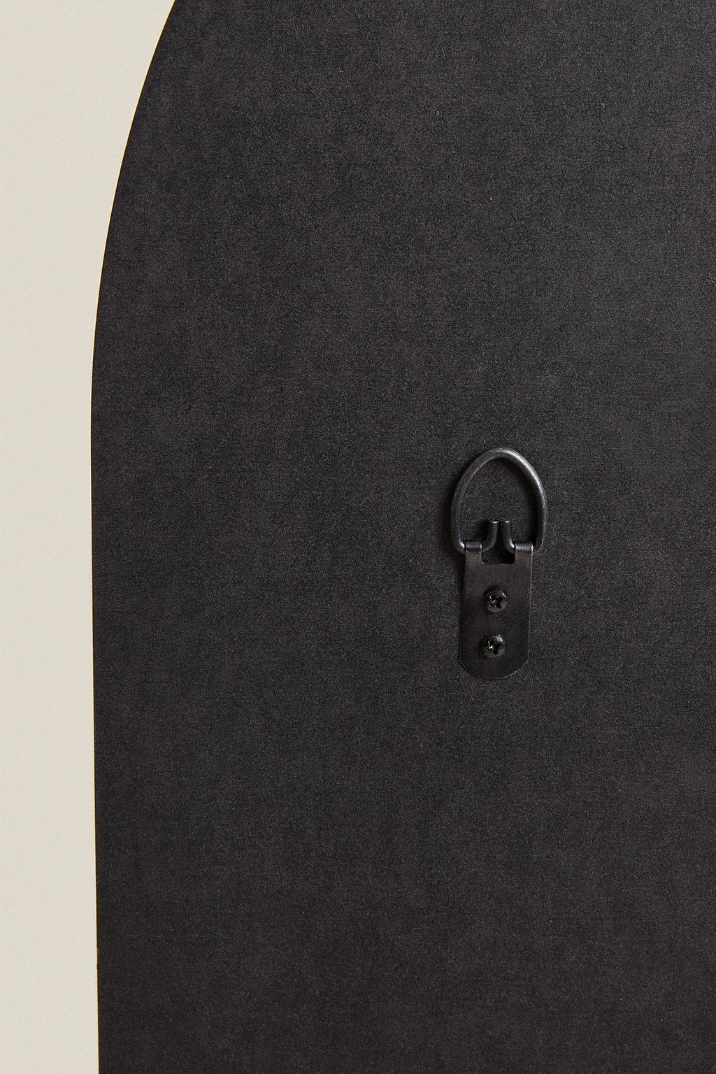 Асимметричное настенное зеркало