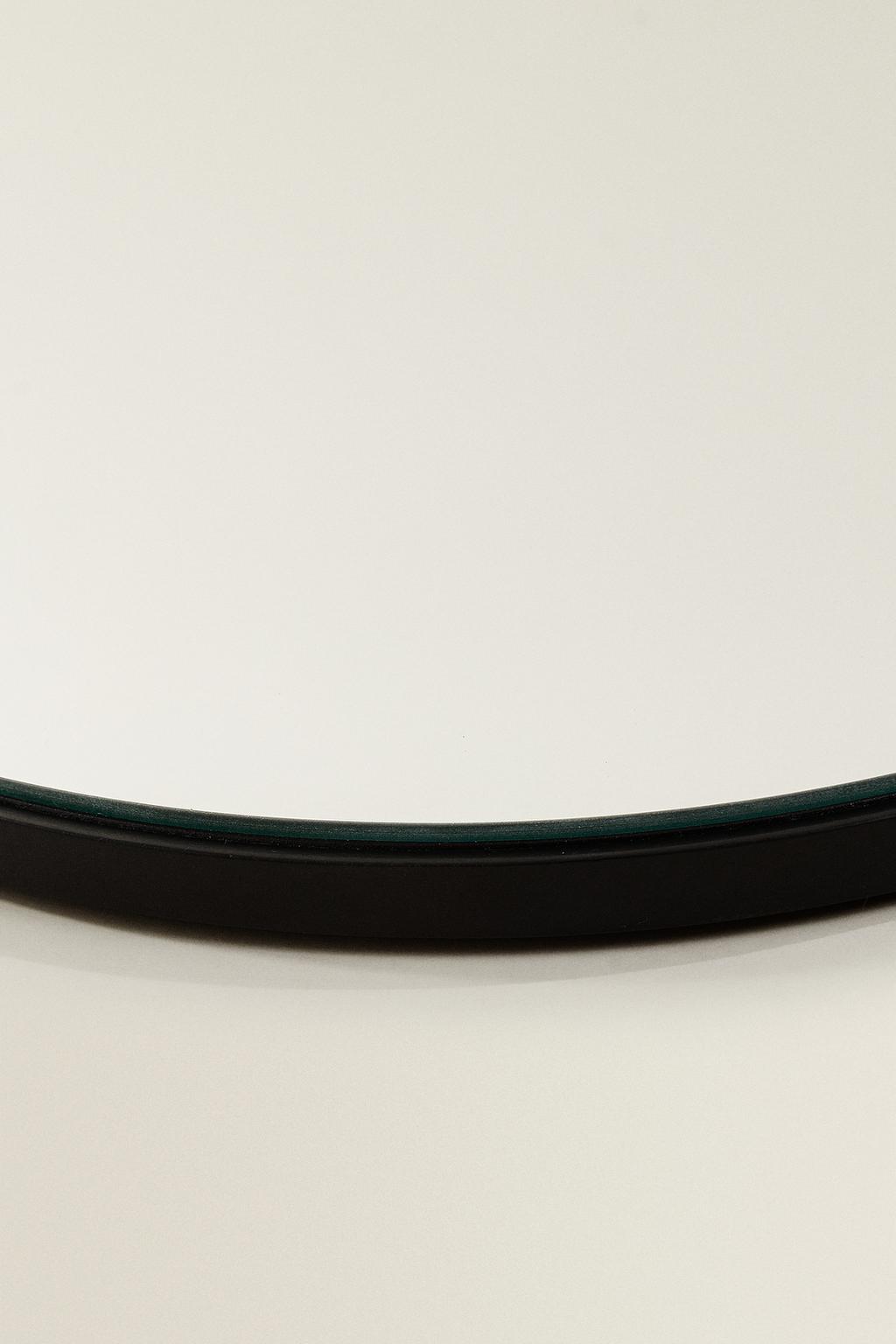 Небольшое асимметричное настенное зеркало