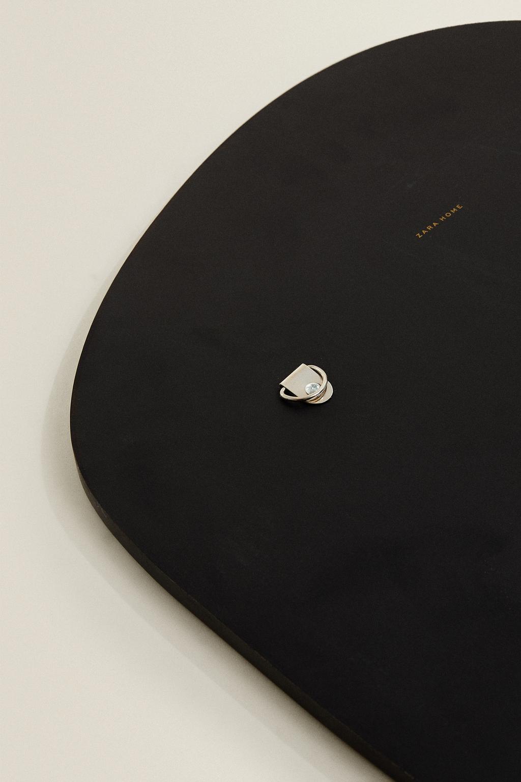 Небольшое асимметричное настенное зеркало