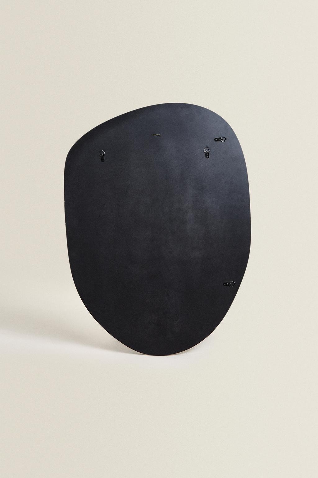 Большое асимметричное настенное зеркало