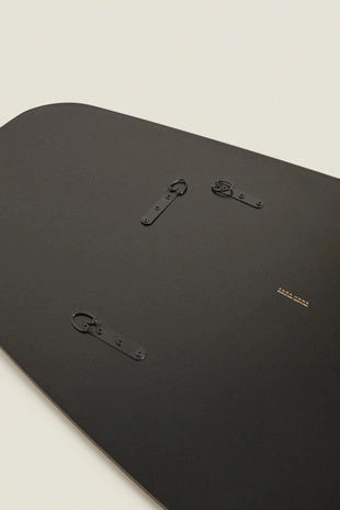 Зеркало настенное неправильной формы с черной рамой- Заказать в России