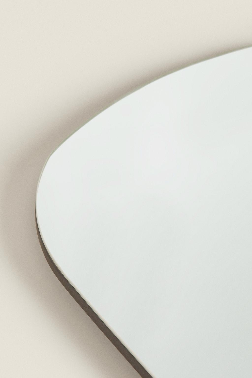 Зеркало настенное неправильной формы с черной рамой