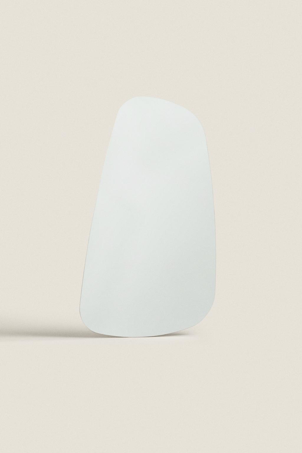 Зеркало настенное неправильной формы с черной рамой