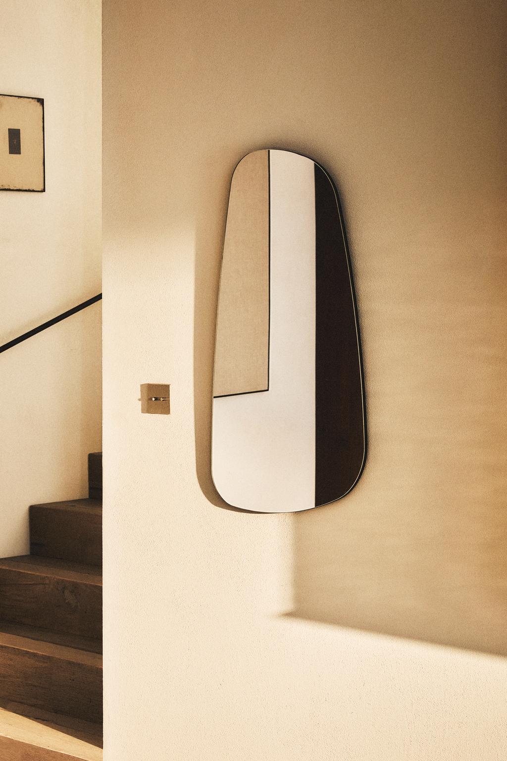 Зеркало настенное неправильной формы с черной рамой