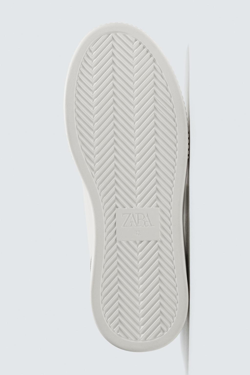 КРОССОВКИ С ДЕТАЛЬЮ НА ЗАДНИКЕ