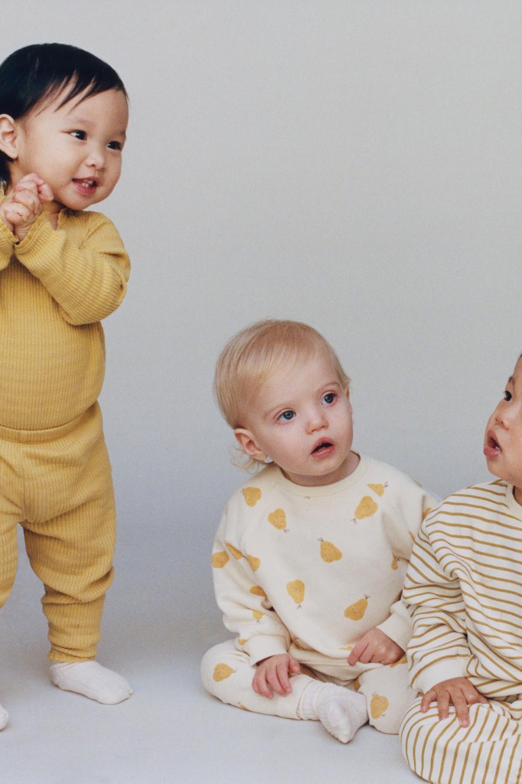 КОМПЛЕКТ ИЗ ТОЛСТОВКИ И ЛЕГГИНСОВ С ПРИНТОМ «ГРУШИ»