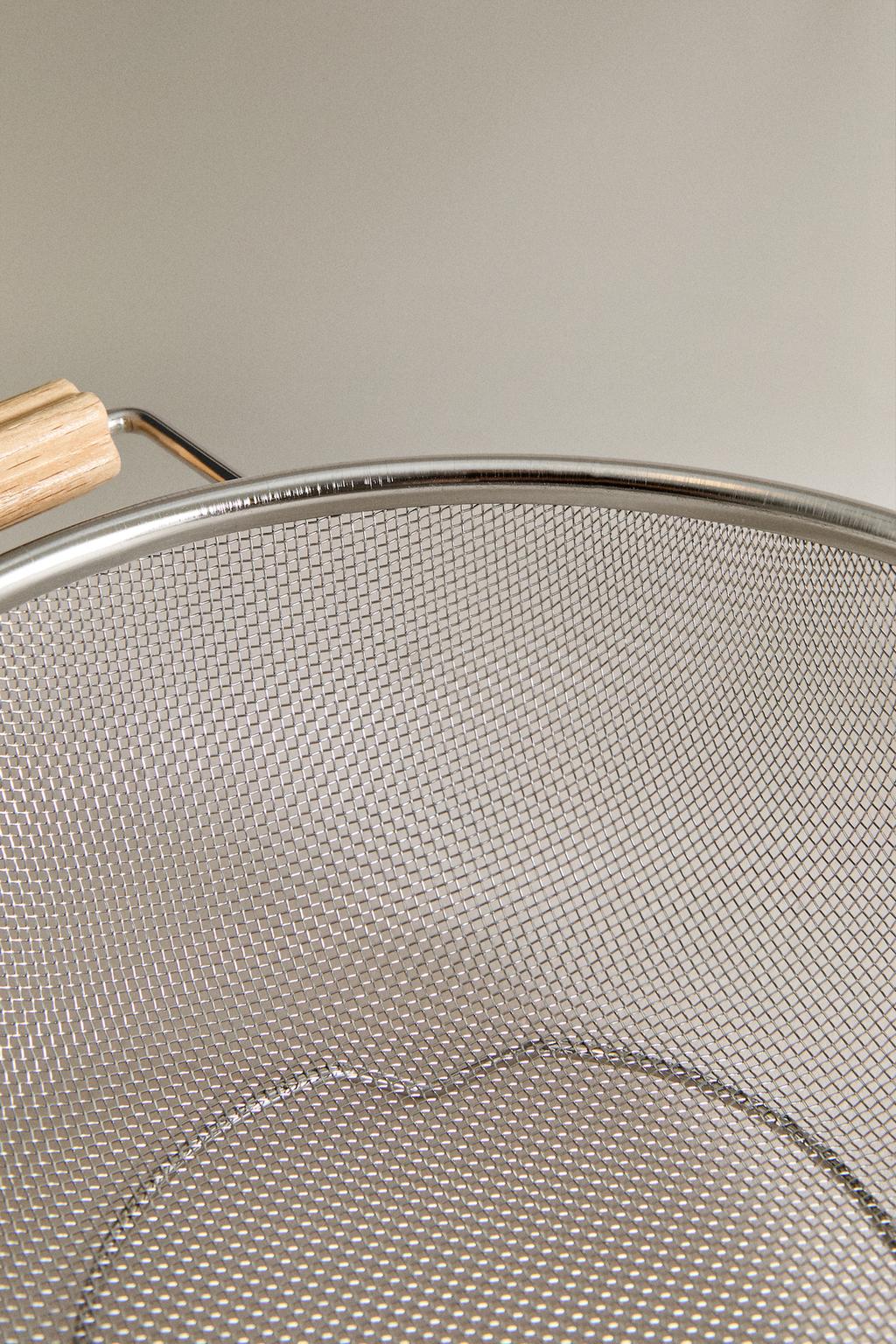 Дуршлаг для кухни с деревянными ручками