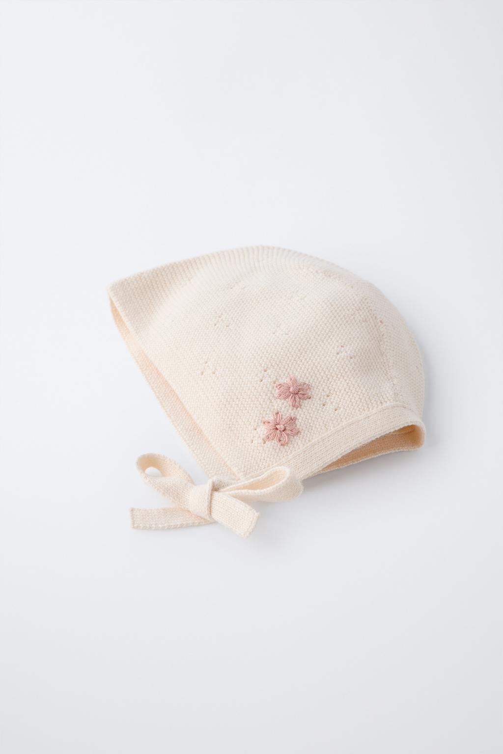 ТРИКОТАЖНЫЙ ЧЕПЧИК С ВЫШИТЫМИ КОНТРАСТНЫМИ ЦВЕТАМИ