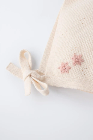 Трикотажный чепчик с вышитыми контрастными цветами- Заказать в России