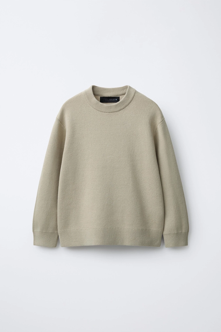 Плотный вязаный свитер