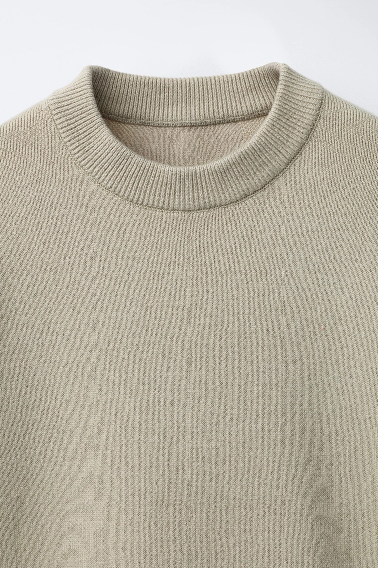 Плотный вязаный свитер