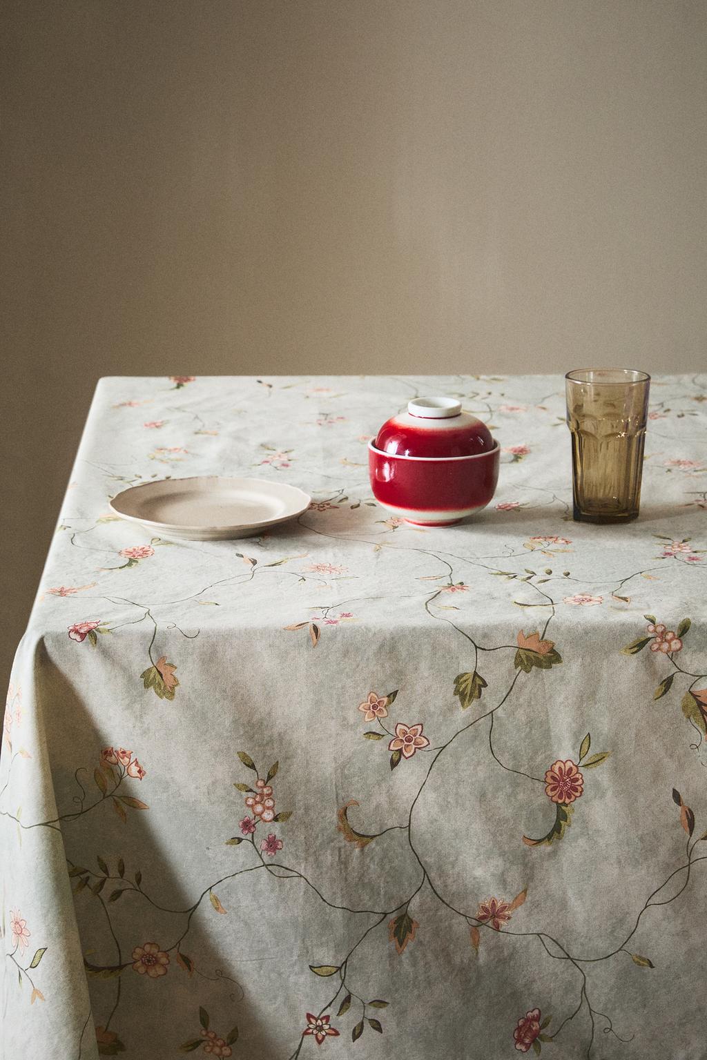 Скатерть с цветочным принтом и кружевным обрезом