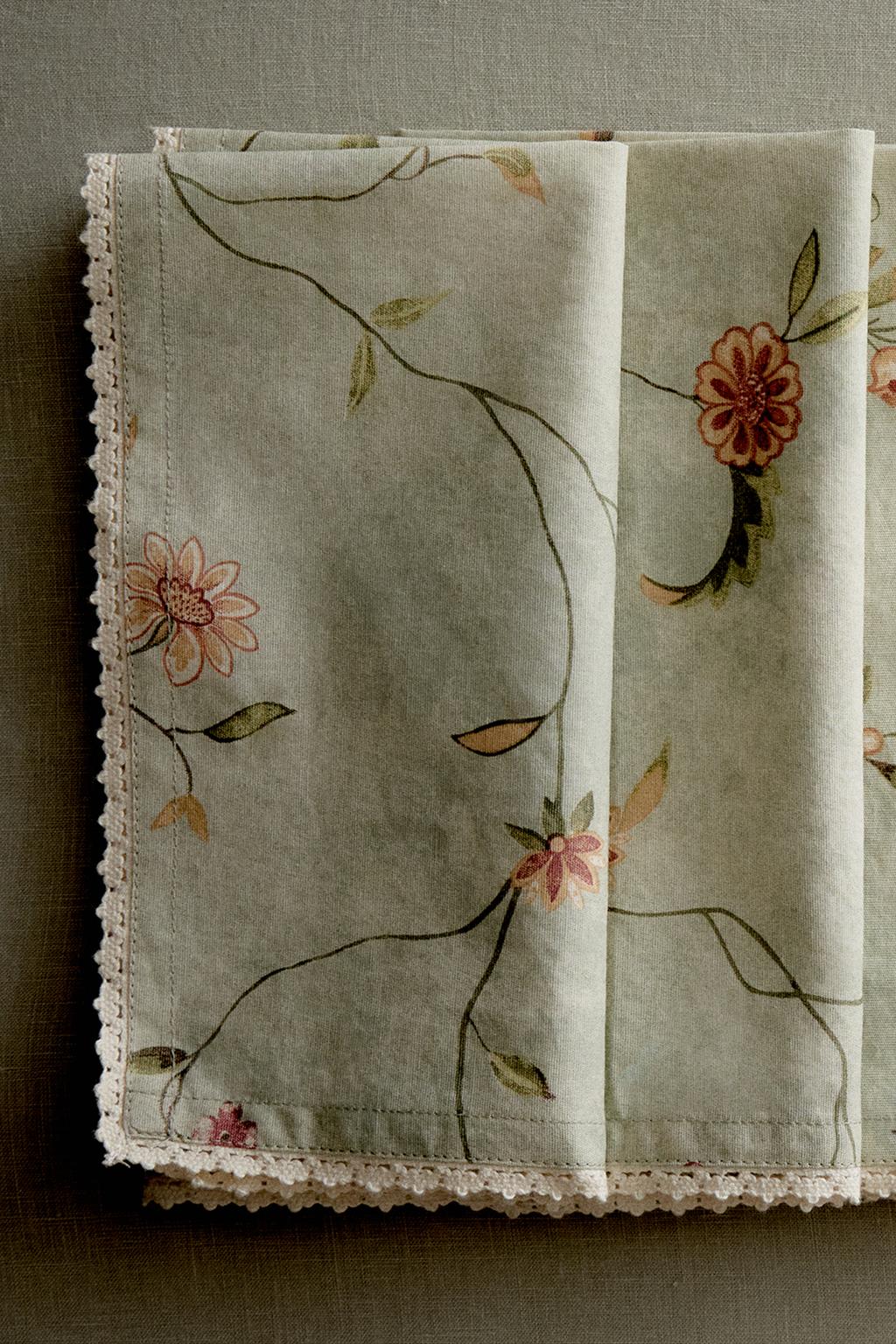 Набор салфеток с цветочным принтом и кружевными оборками (набор из 2 штук)