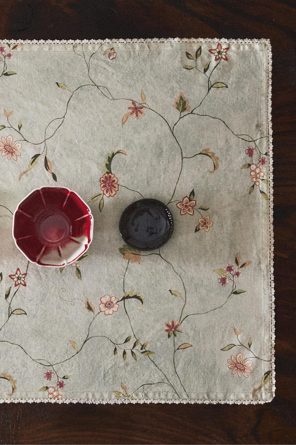 Текстильный бегунок для стола с цветочным принтом и кружевным краем