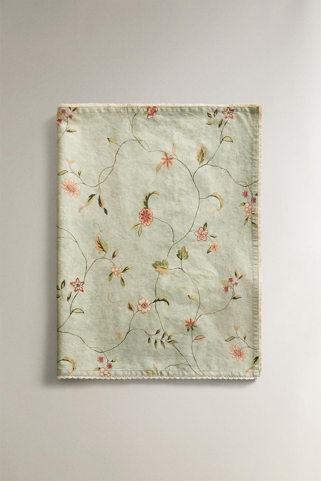 Текстильный бегунок для стола с цветочным принтом и кружевным краем