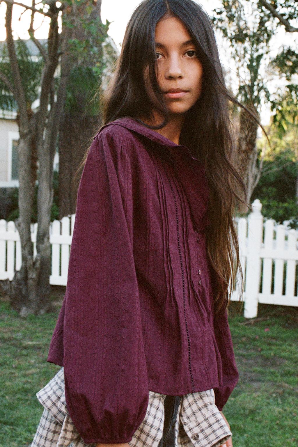 РУБАШКА В РОМАНТИЧЕСКОМ СТИЛЕ С ВОЛАНОМ НА ВОРОТНИКЕ