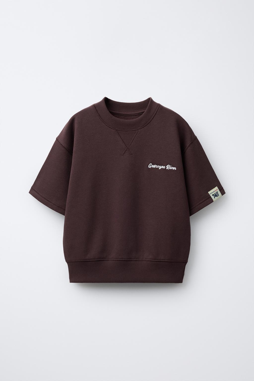 КОМПЛЕКТ ИЗ ФУТБОЛКИ И ШОРТОВ-БЕРМУДОВ С ВЫШИВКОЙ