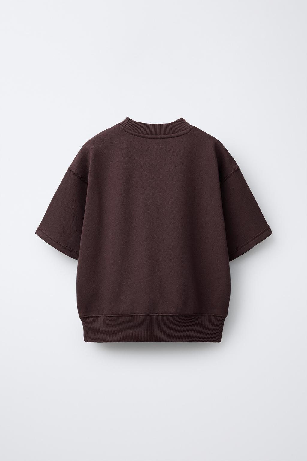 КОМПЛЕКТ ИЗ ФУТБОЛКИ И ШОРТОВ-БЕРМУДОВ С ВЫШИВКОЙ