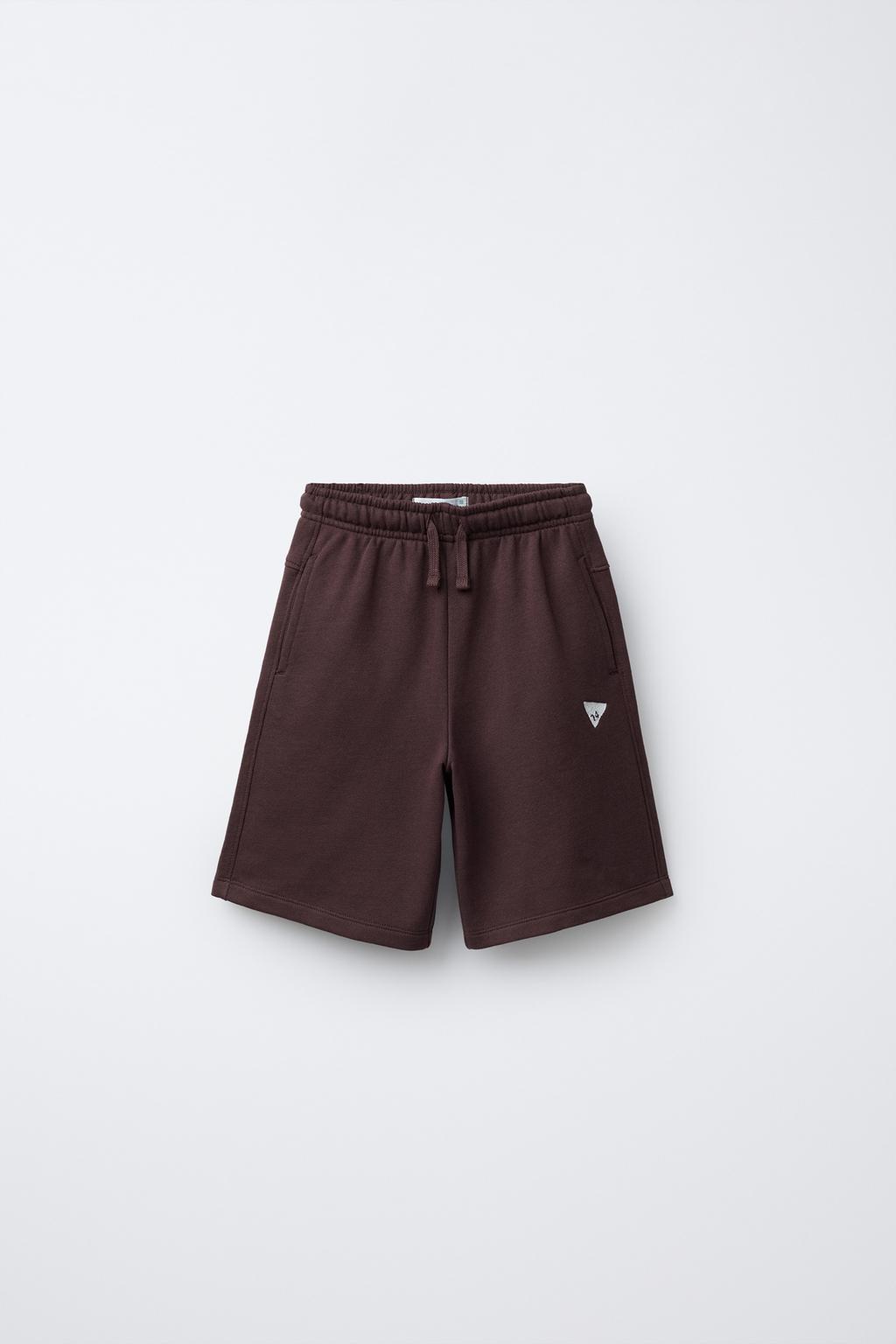 КОМПЛЕКТ ИЗ ФУТБОЛКИ И ШОРТОВ-БЕРМУДОВ С ВЫШИВКОЙ