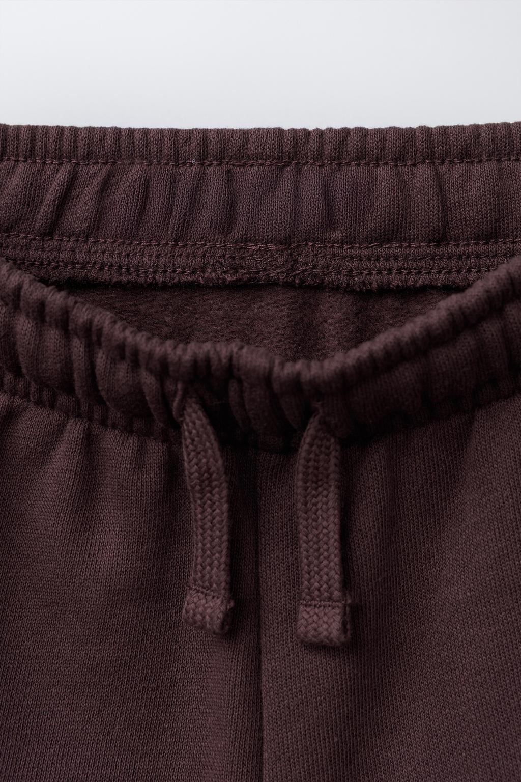 КОМПЛЕКТ ИЗ ФУТБОЛКИ И ШОРТОВ-БЕРМУДОВ С ВЫШИВКОЙ