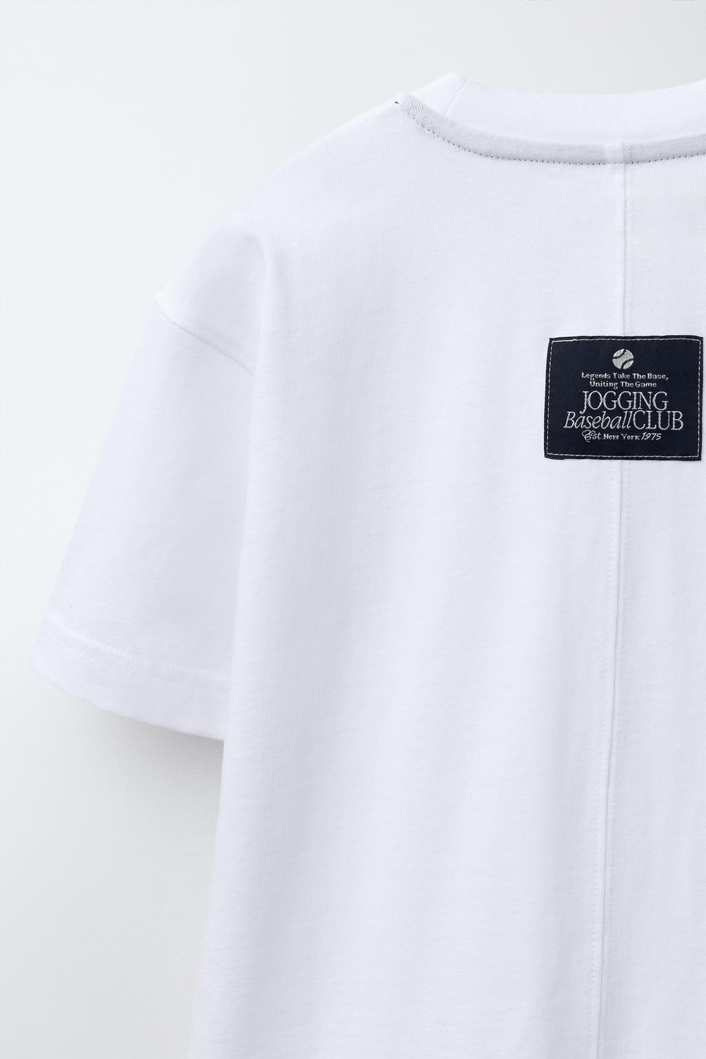 ФУТБОЛКА С НАШИВКОЙ И ТЕКСТОВЫМ ПРИНТОМ