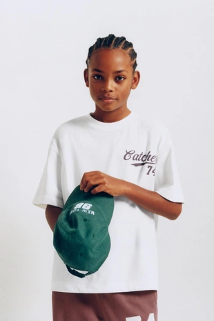 Футболка с нашивкой и текстовым принтом- Заказать в России