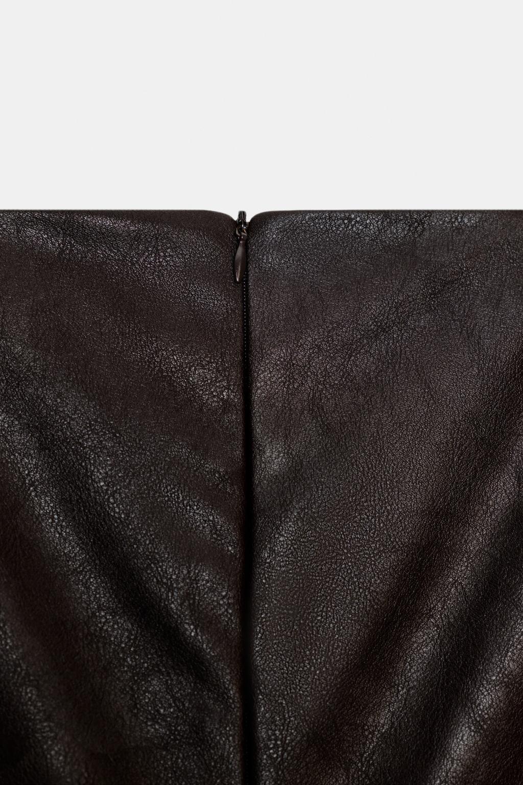 ПЛАТЬЕ-КОМБИНЕЗОН ИЗ ИСКУССТВЕННОЙ КОЖИ ОБЪЕМНОГО КРОЯ