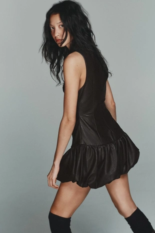 Платье-комбинезон из искусственной кожи объемного кроя- Заказать в России