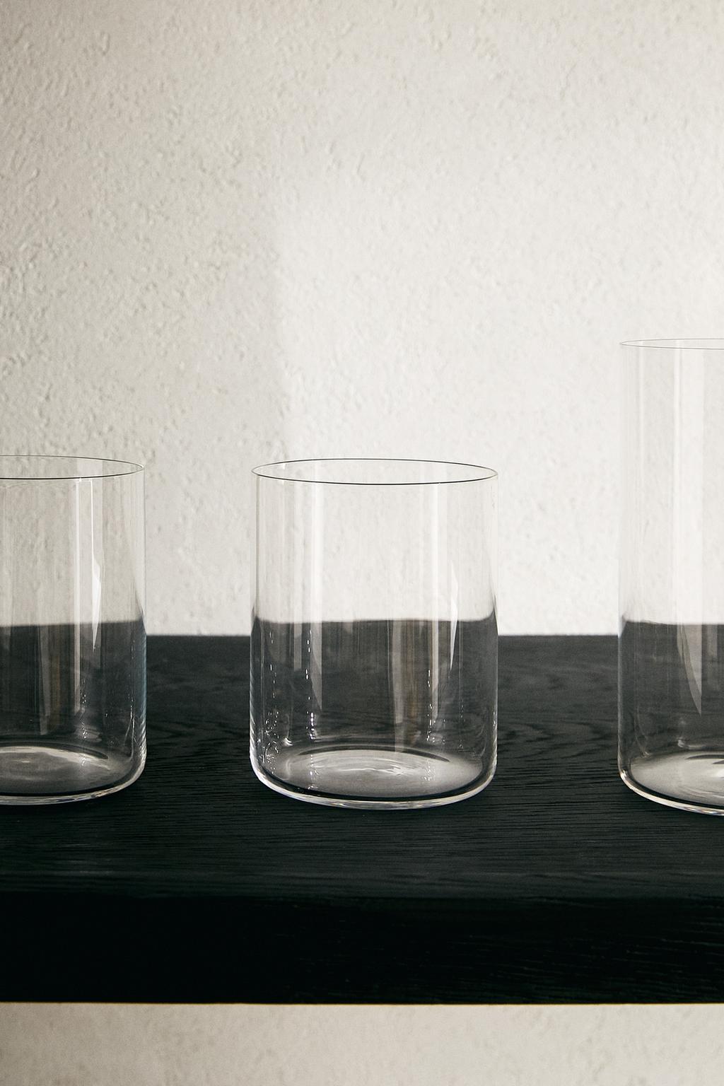 Прозрачный стакан прямоугольной формы