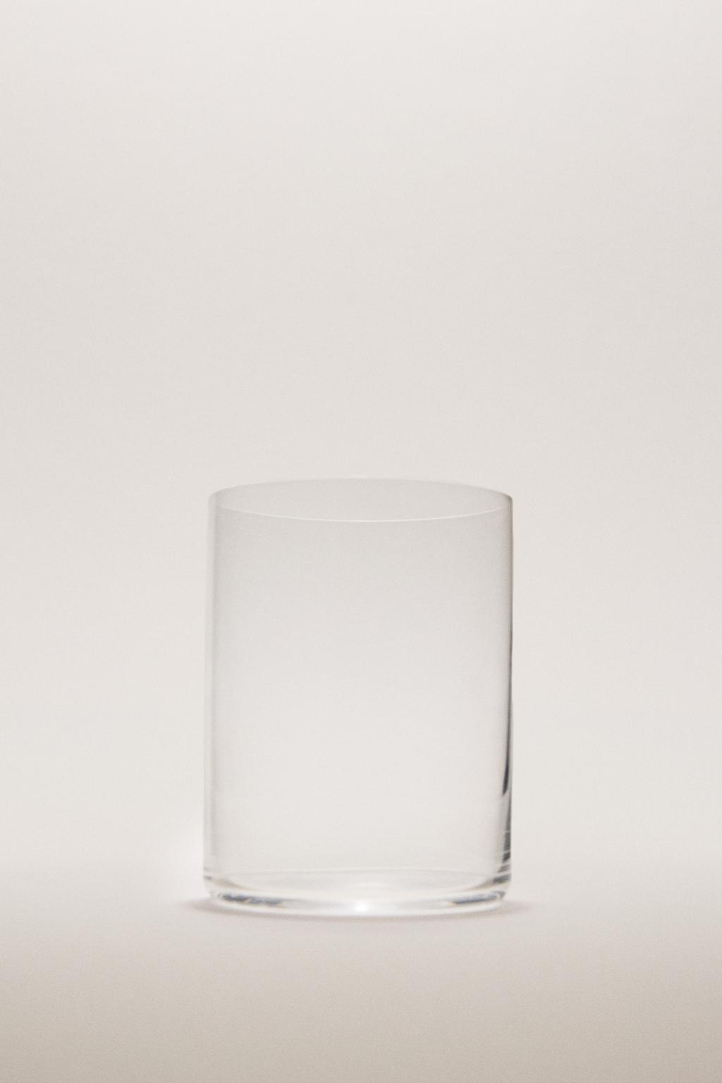 Прозрачный стакан прямоугольной формы