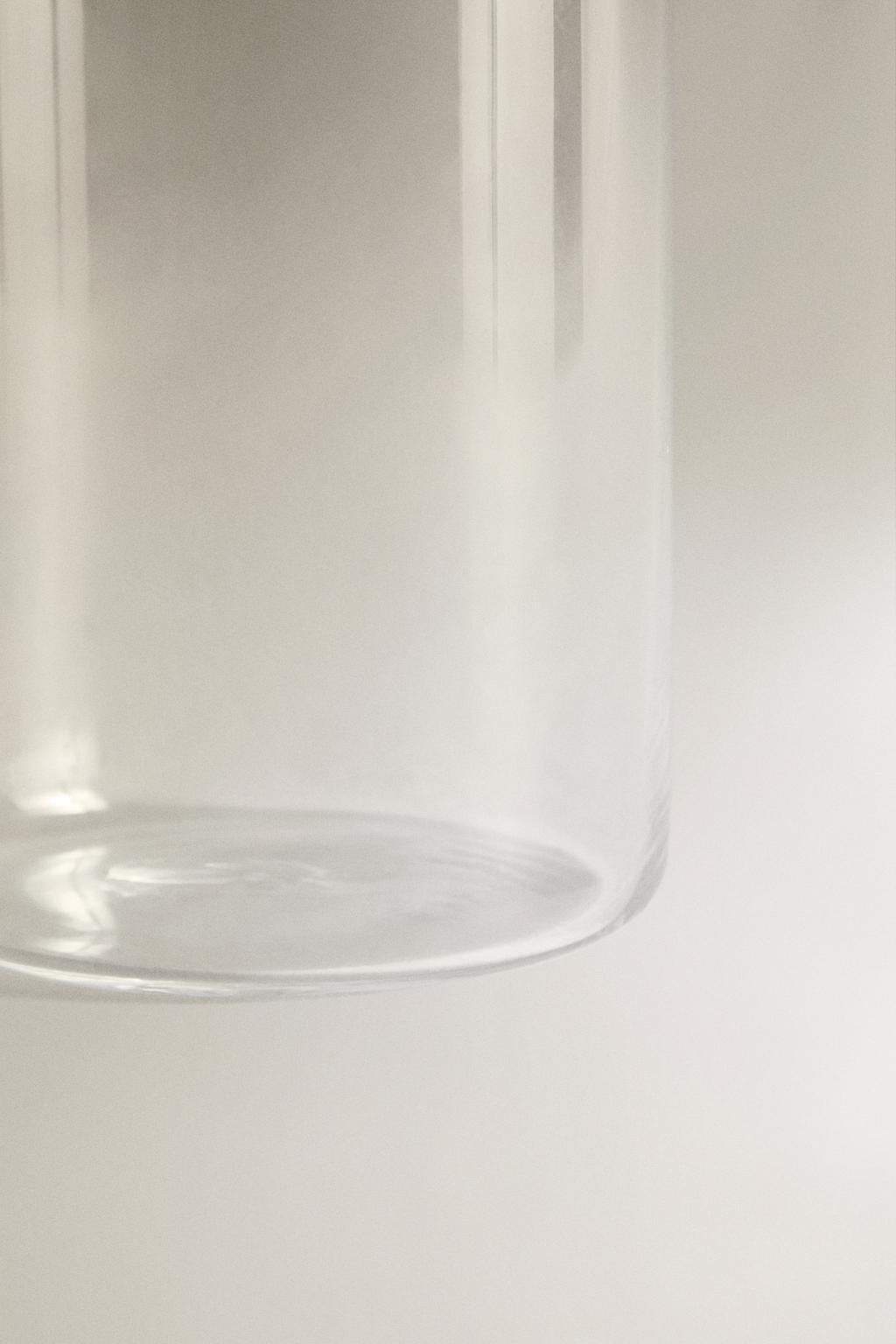 Прозрачный стакан прямоугольной формы