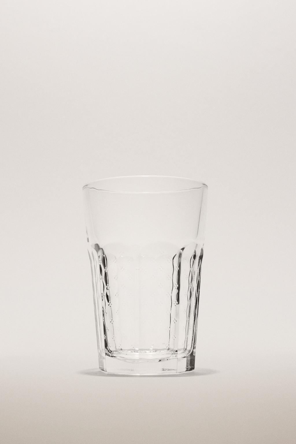 Стакан из прозрачного стекла с объемным цветочным узором