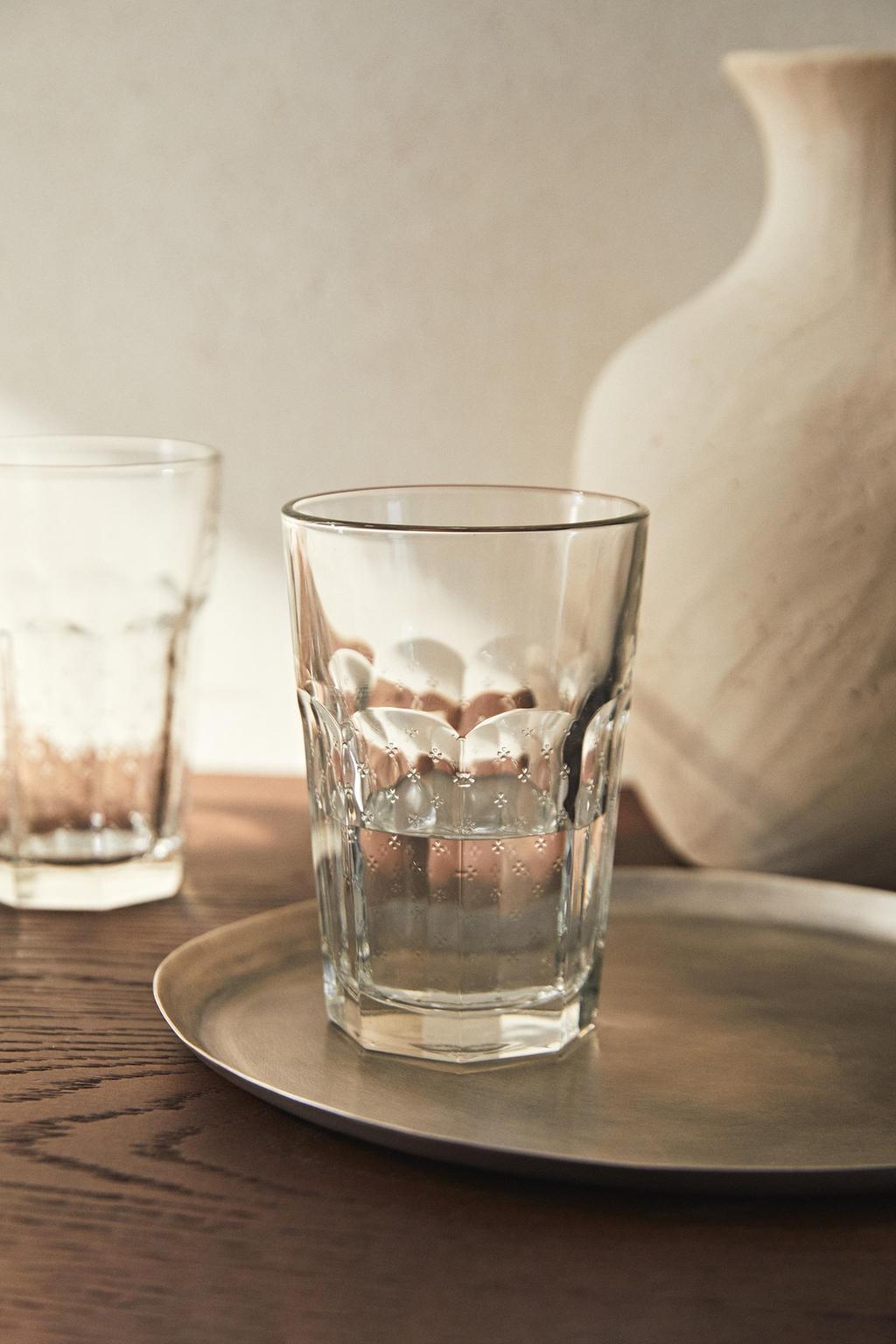 Стакан из прозрачного стекла с объемным цветочным узором