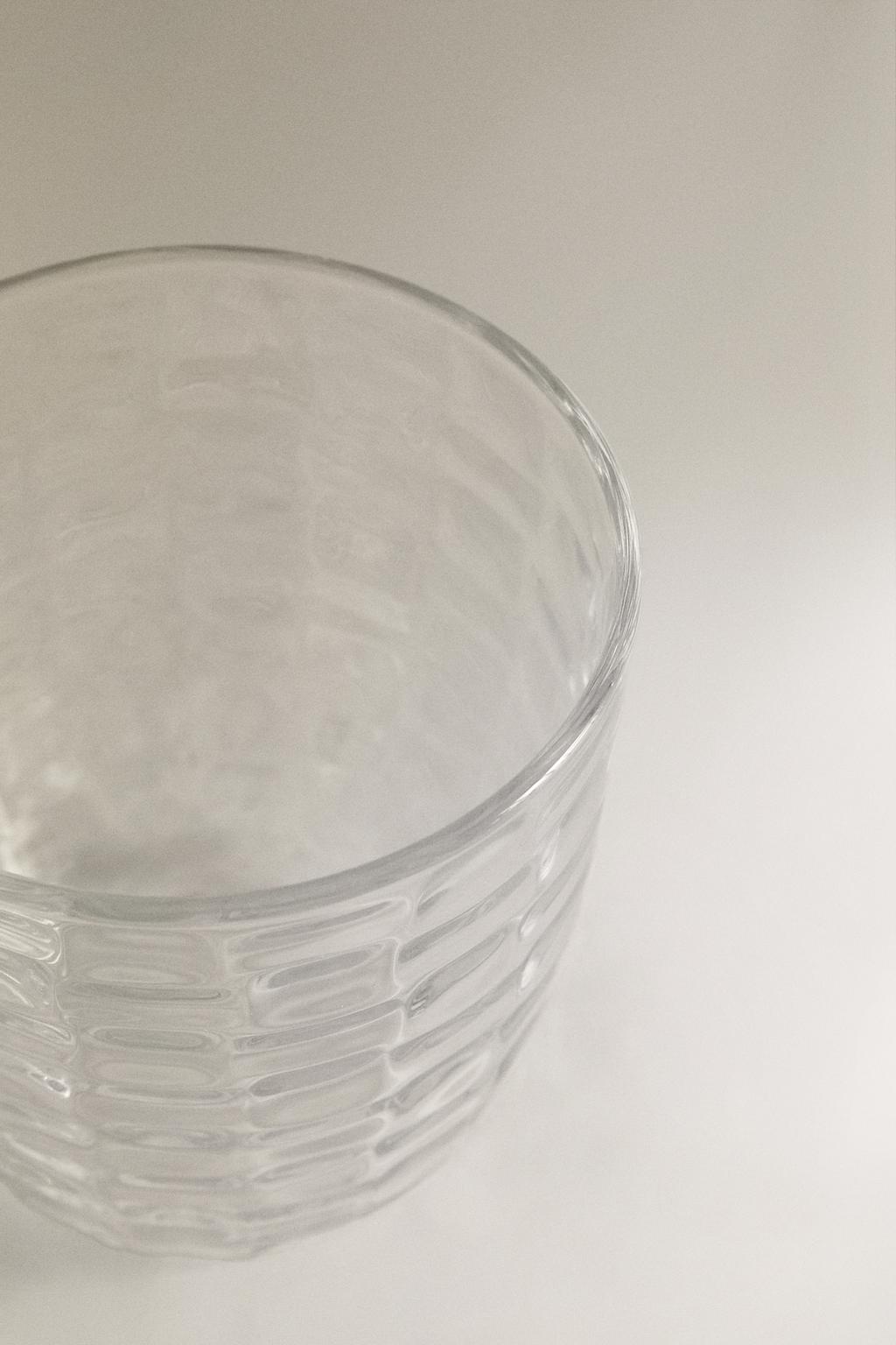 Стакан с рельефным узором квадрата