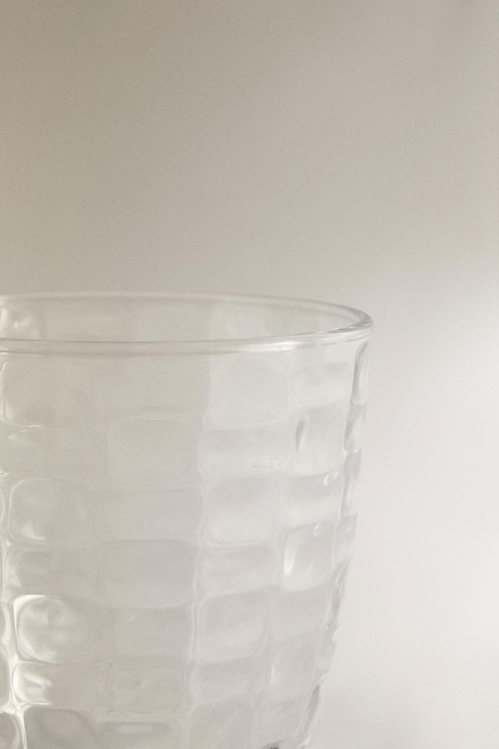 Стакан с рельефным узором квадрата