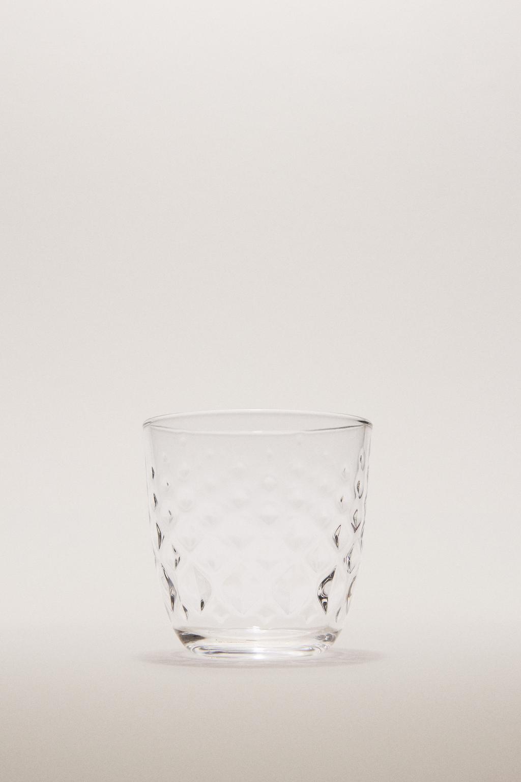 Стакан с рельефным дизайном