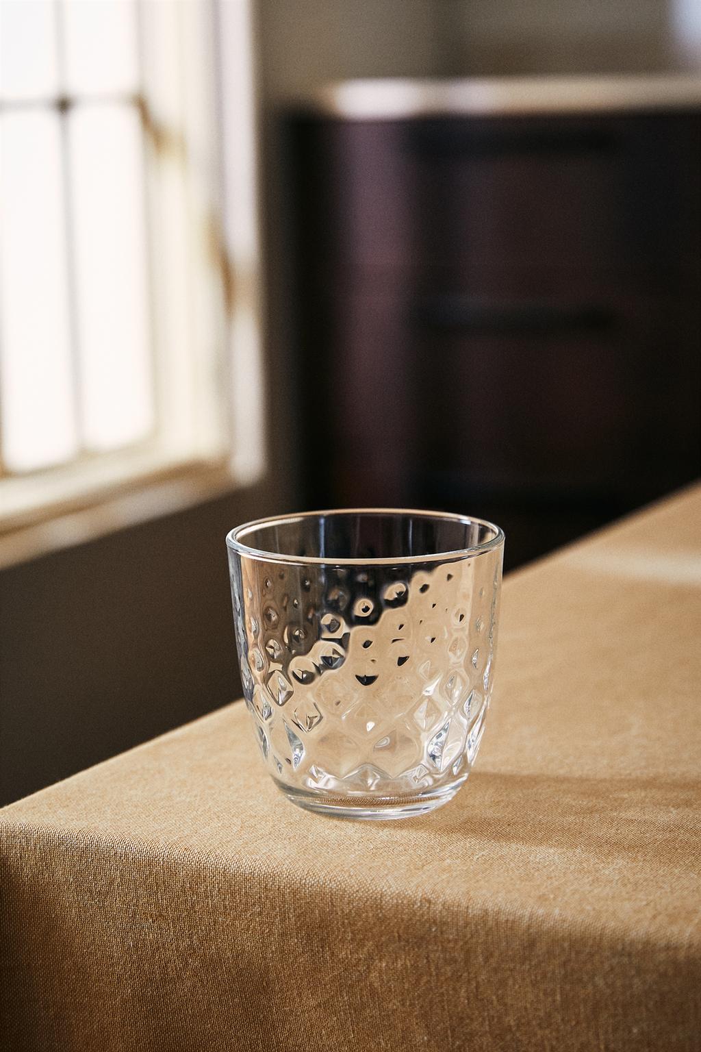 Стакан с рельефным дизайном