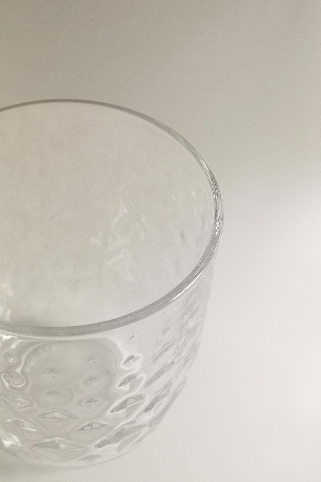 Стакан с рельефным дизайном