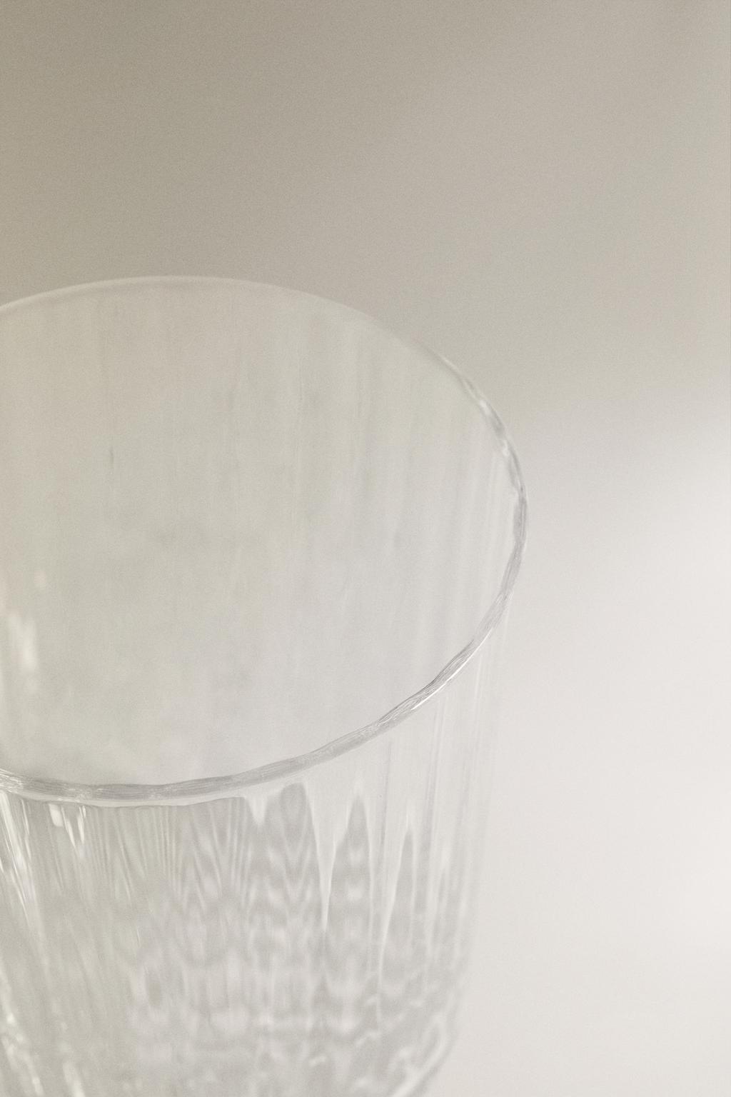 Стакан из стекла с линейным дизайном