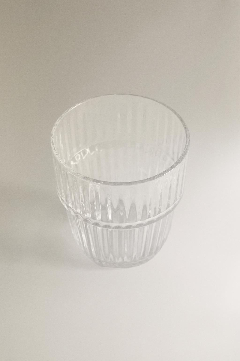 Стакан из стекла с рельефным вертикальным узором