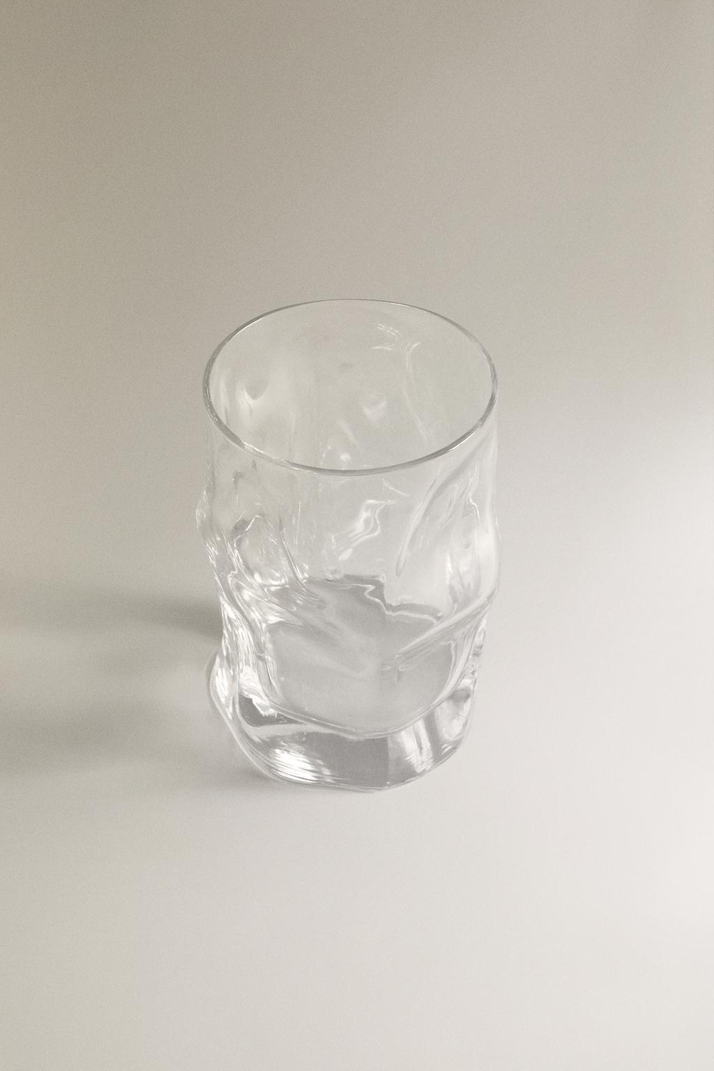 Стакан из прозрачного стекла с волнистой текстурой