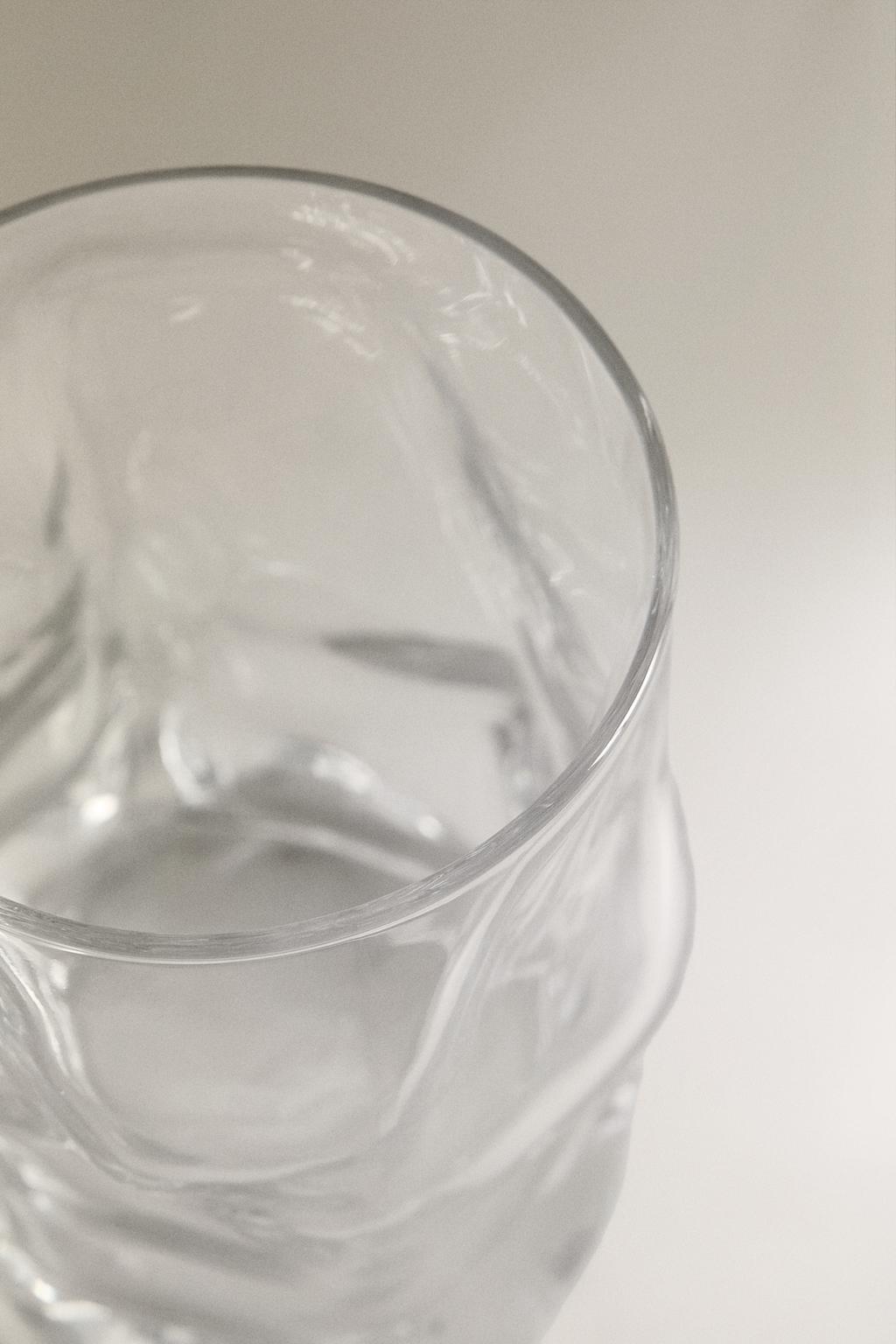 Стакан из прозрачного стекла с волнистой текстурой
