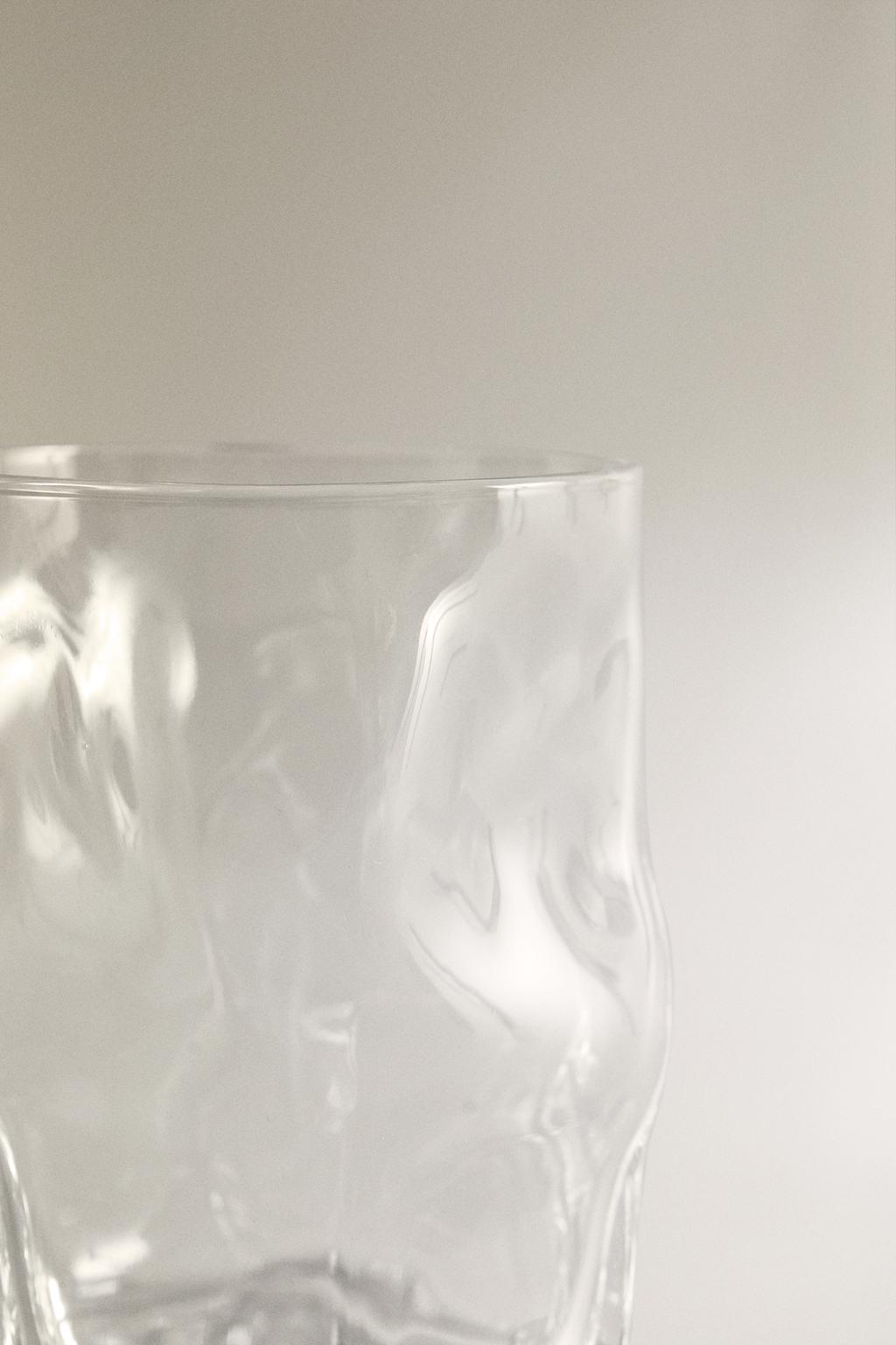 Стакан из прозрачного стекла с волнистой текстурой