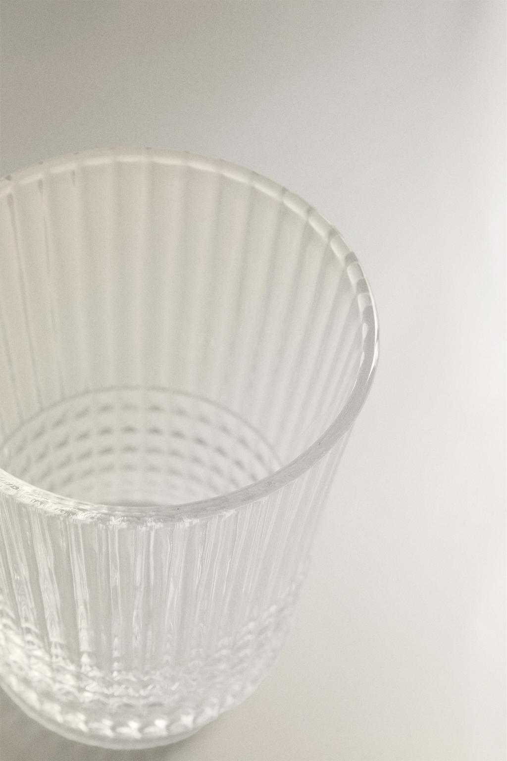 Стакан из стекла с рельефным геометрическим узором