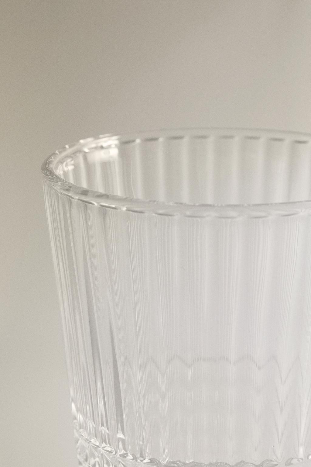 Стакан из стекла с рельефным геометрическим узором